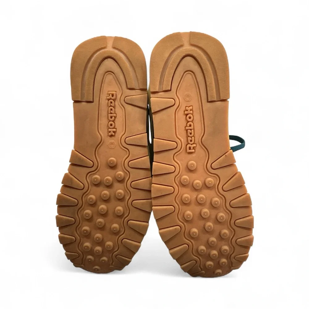 Reebok Unisex-Child Classic Leather Chalk/Alabaster/Gum Size 5 Big Kid Preowned